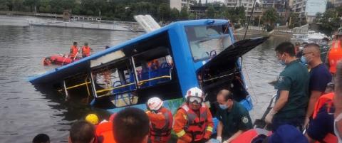 貴州安順公交墜湖瞬間,猛轉向越過5股車道撞破護欄！