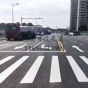 什么原因公路上的道路劃線一般都帶有反光膜？