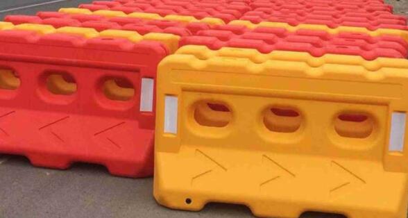 蘇州道路劃線分析：水馬應(yīng)該加多少水，水馬在裝水的要求標(biāo)準(zhǔn)?