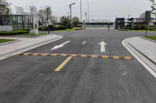 蘇州工廠地面劃線，選飛揚市政，專業(yè)施工，安全無憂！